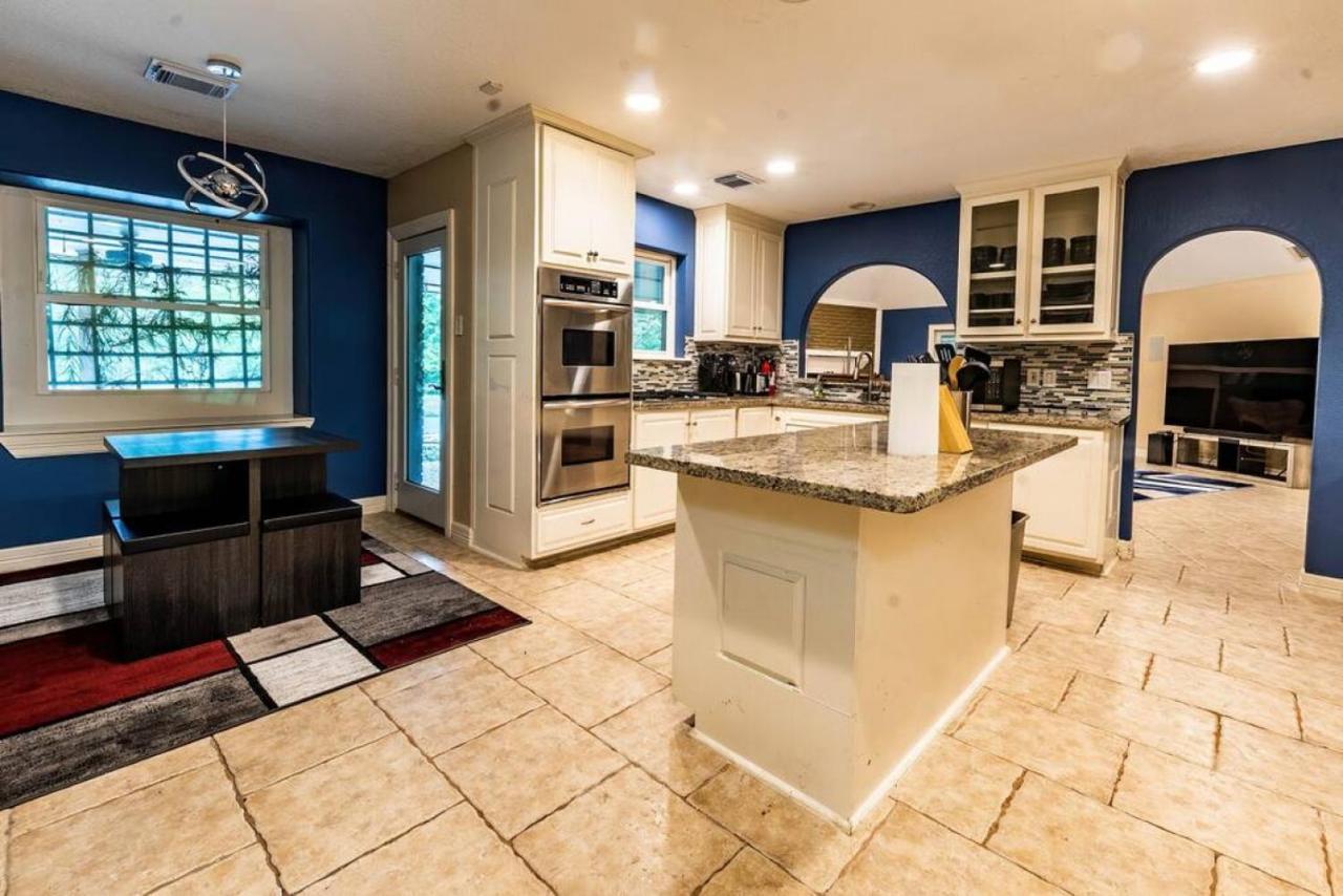 Huge 6 Bedroom With Pool, Spa, 85 Inch Tv, Game Room Houston Eksteriør bilde