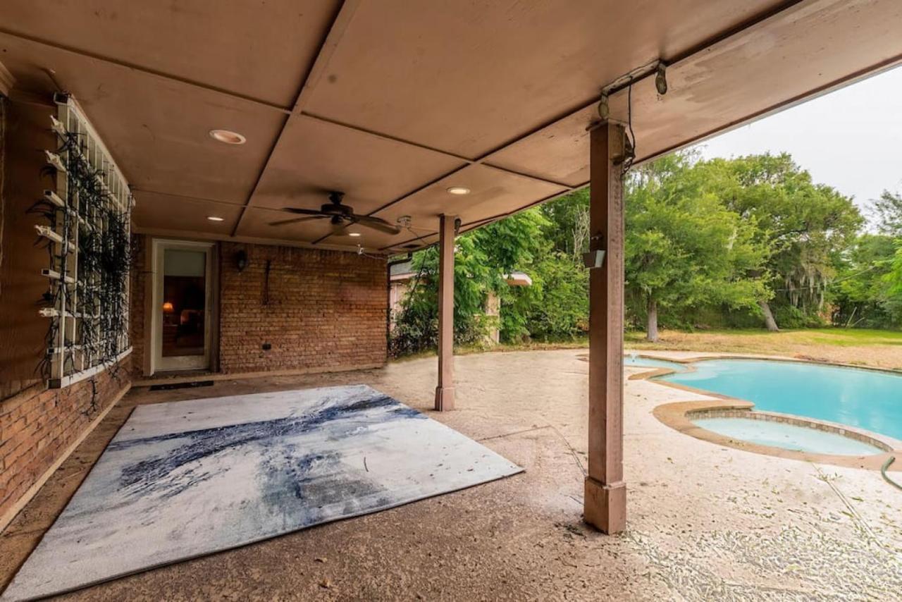 Huge 6 Bedroom With Pool, Spa, 85 Inch Tv, Game Room Houston Eksteriør bilde